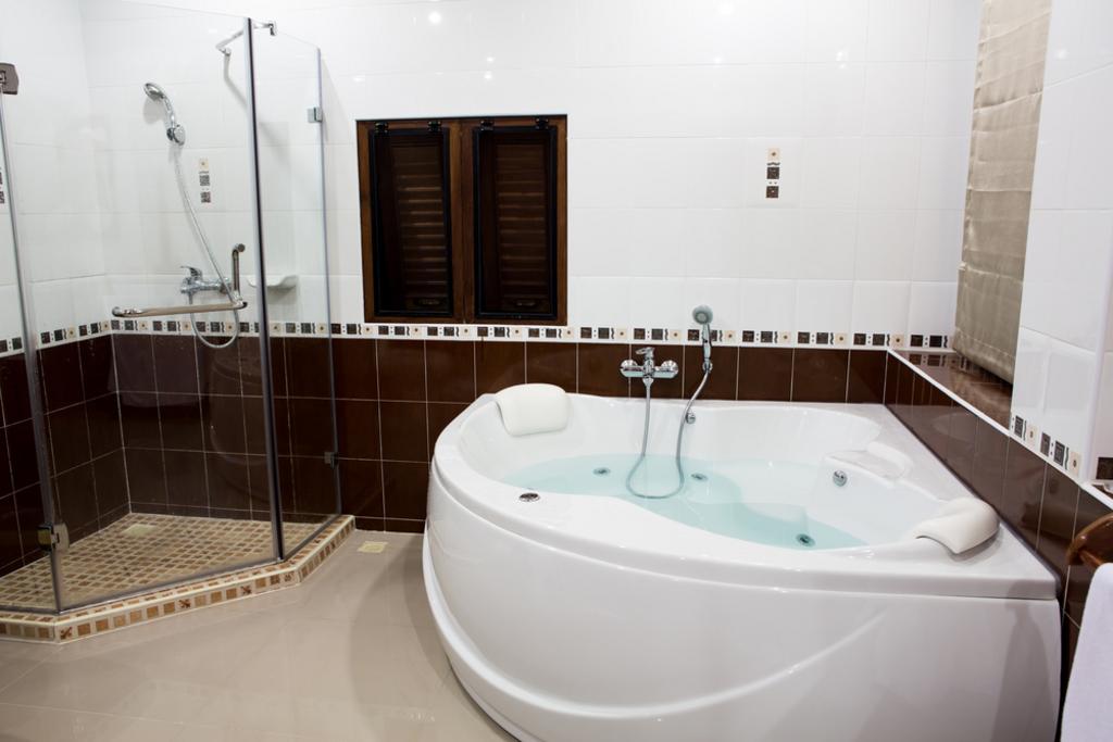 fbfbe3df767a4b66b5b46184e8dc8fe2jacuzzibathroom260nw129402938 fbfbe3df767a4b66b5b46184e8dc8fe2jacuzzibathroom260nw129402938
